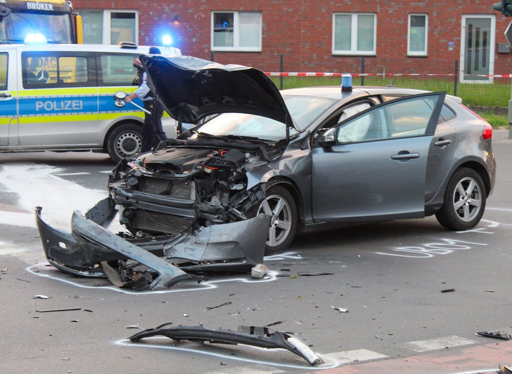 Blaulicht rammt Blaulicht. Saftiger Blechschaden und fünf verletzte Polizisten.