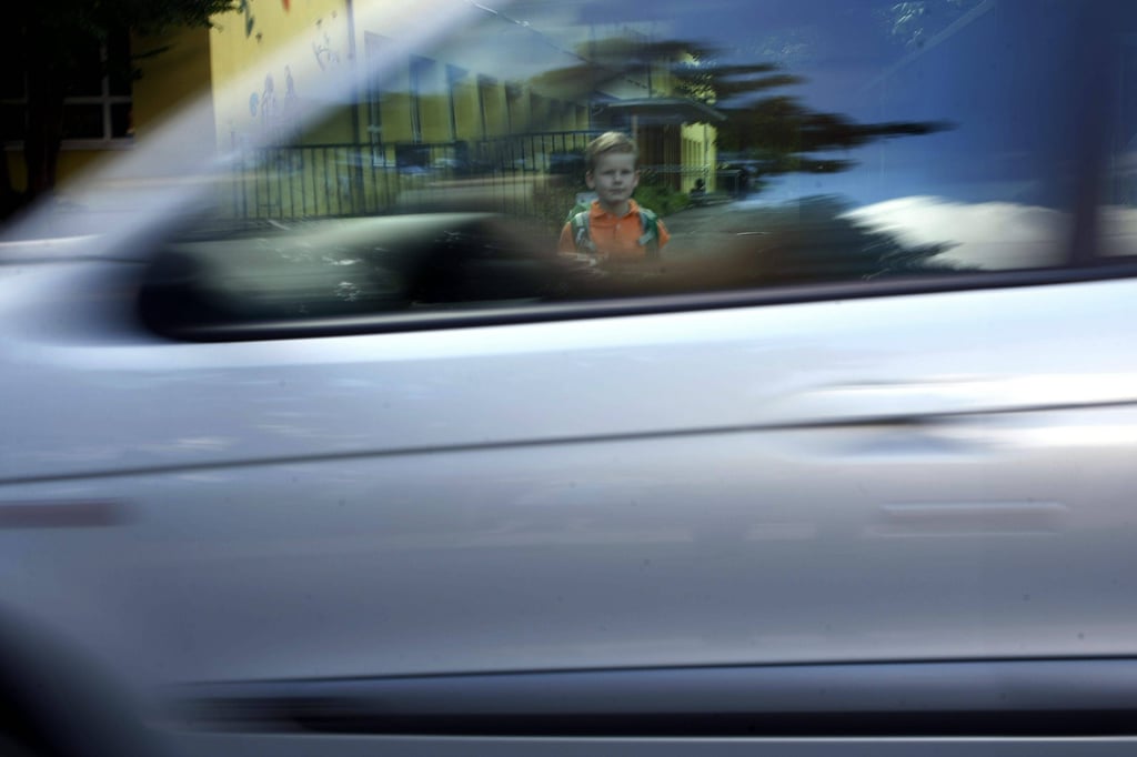 Die Verkehrswacht engagiert sich außerdem dafür, dass an den Schulwegen von Grundschulkindern sogenannte Verkehrslotsen stehen und die Mädchen und Jungen beim Überqueren der Straßen absichern.