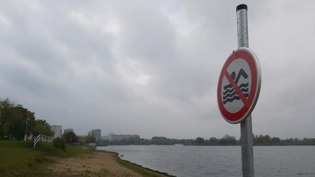 Nach Ablauf der Badesaison werden an den Seen die Verbotsschilder wieder aufgestellt