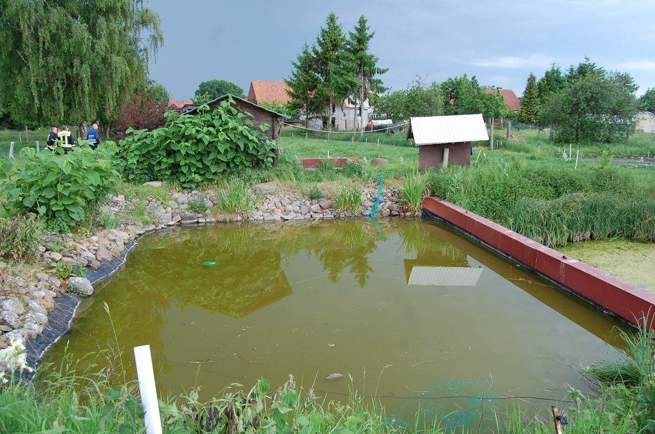 Frau ertrinkt im Gartenteich