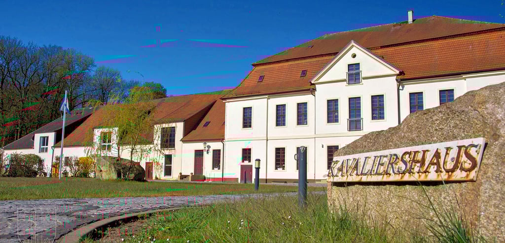 Für das Kavaliershaus in Pietzpuhl sind jetzt wieder Pächter gefunden worden. Bis zu 100 Personen finden hier für Feiern, Seminare und Tagungen Platz. Das Haus gehört seit 2001 der Gemeinde Möser.