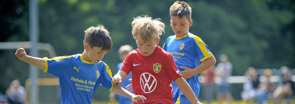 Spielszene aus der Partie zwischen Lok Stendal und dem Haldensleber SC.