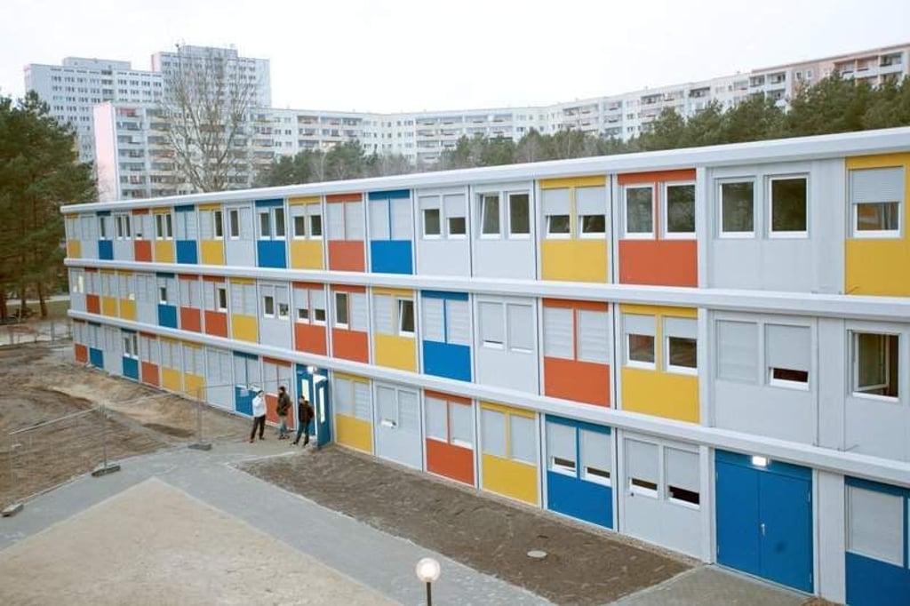 ARCHIV - Blick auf das Wohncontainerdorf für Flüchtlinge beim Tag der Offenen Tür am 02.02.2015 in Berlin-Köpenick. Foto: Jörg Carstensen/dpa +++(c) dpa - Bildfunk+++