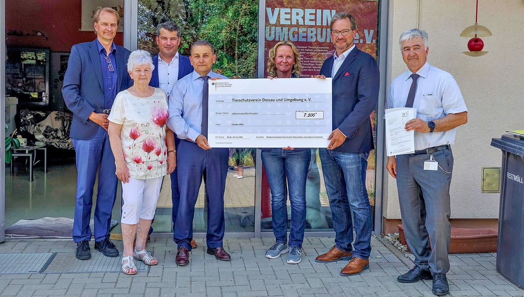 Freude reihum bei der Übergabe der Coronahilfe an den Tierschutzverein im Dessauer Tierheim.