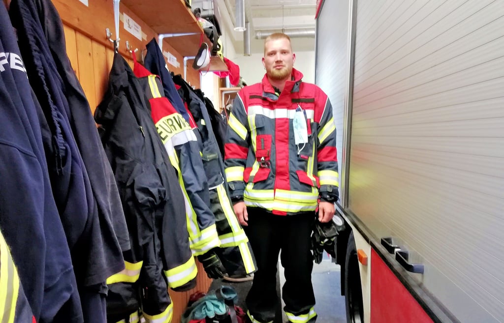 Patrick Richter zeigt, wie eng es im alten Gerätehaus in Tröglitz ist. Eine Umkleide gibt es nicht.