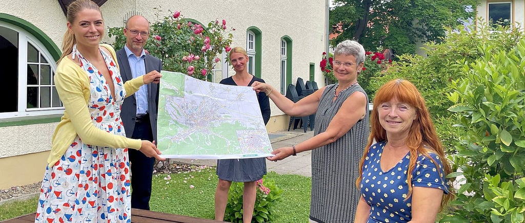 Julia Bruns von der Hochschule Harz, Rüdiger Dorff, Nadine Albrecht sowie Prof. Dr. Birgit Apfelbaum und Petra Seidemann freuen sich auf die Einsendungen für den Senioren-Stadtplan.