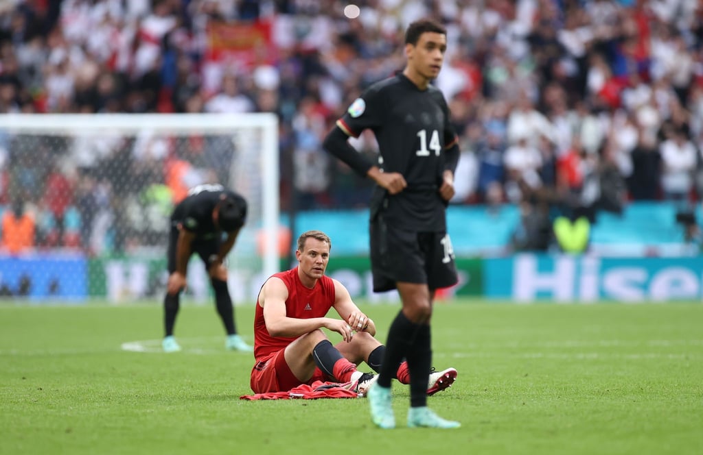 Das DFB-Team um Kapitän Manuel Neuer (M.) scheiterte im EM-Achtelfinale.
