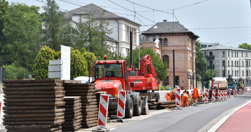 Die Schönebecker Straße wird ab Donnerstag, 24. Juni 2021, stadtauswärts bereits vorm Gesellschaftshaus komplett gesperrt. Die Magdeburger Verkehrsbetriebe (MVB) errichten unter anderem die neue MVB-Haltestelle "Benediktiner Straße" am Gesellschaftshaus.