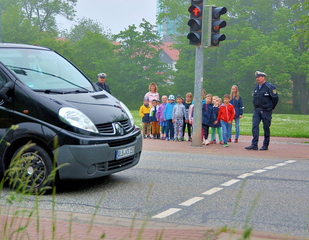 „Bei Rot bleibe stehn, bei grün kannst du gehn, das merke dir gut und sei auf der Hut“, das lernen die Fünfjährigen bereits im Kindergarten.