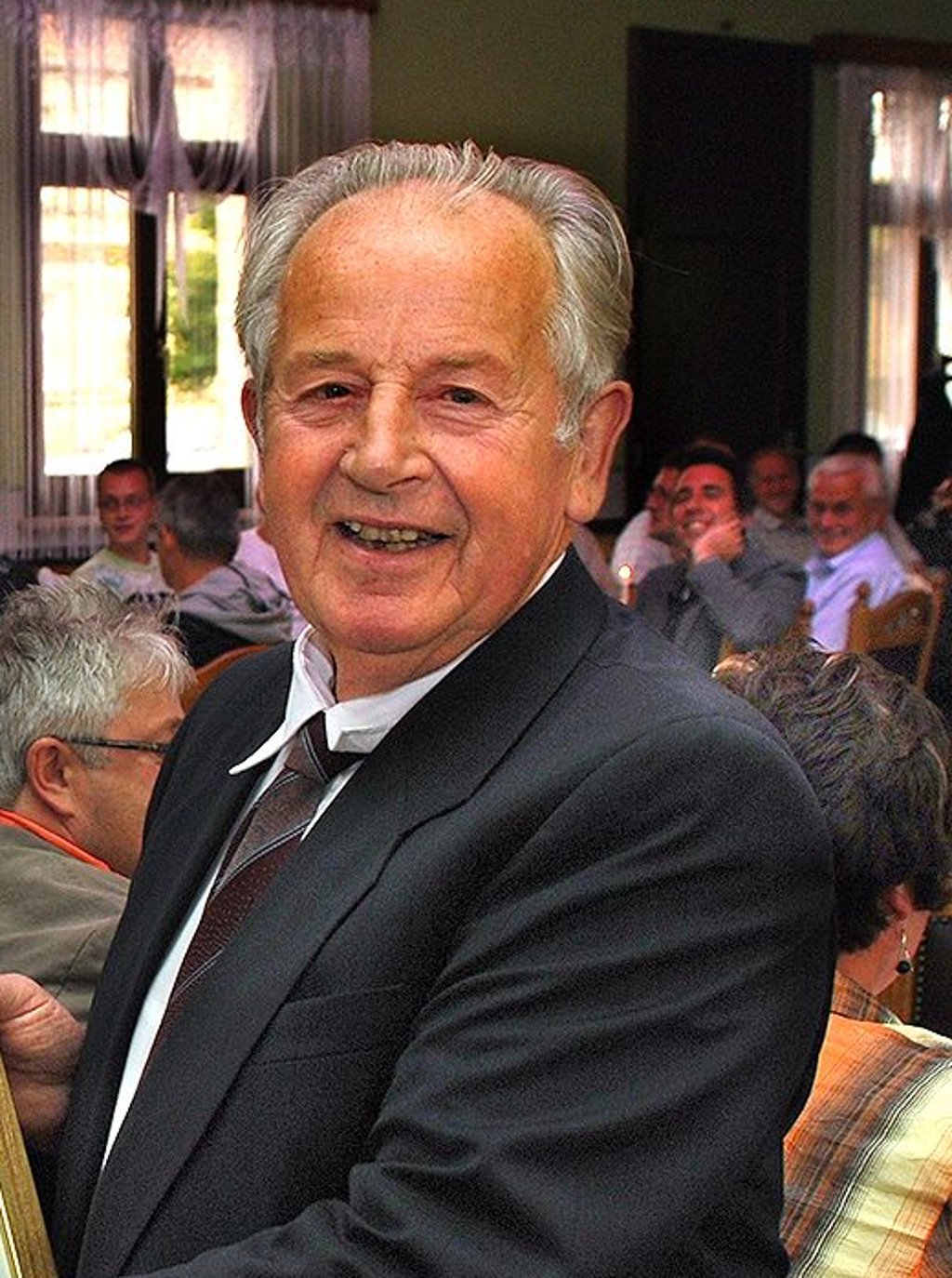 Karl-Heinz Liermann, hier auf einer Veranstaltung mit erfreulichem Charakter, nervt das Fuchsproblem.