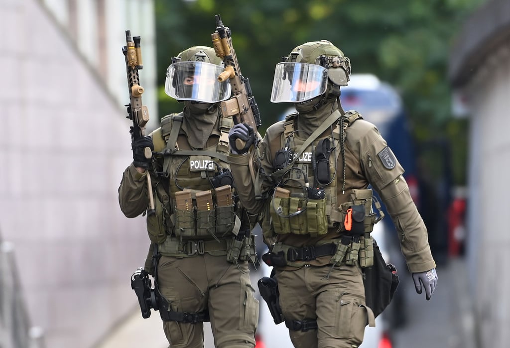 Schwerbewaffnete Einsatzkräfte der Polizei in Berlin.