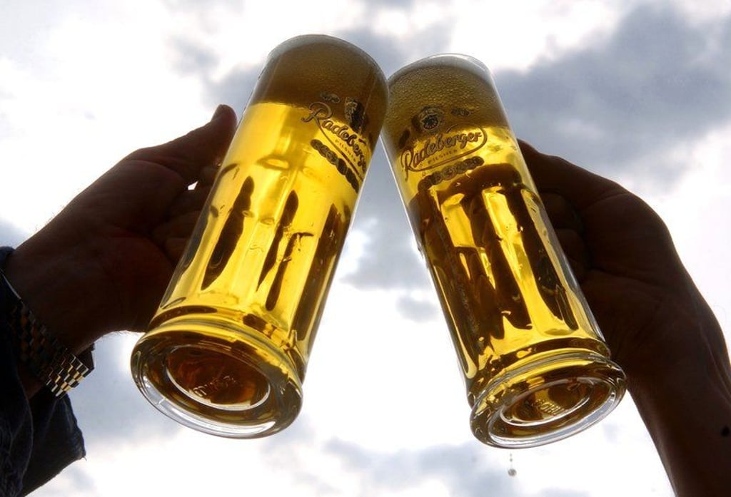 ARCHIV - Mit gefüllten Biergläsern wird am 22.04.2004 in einem Biergarten in Potsdam angestoßen. Für die deutschen Brauer könnte es im Moment eigentlich kaum besser laufen. Ideales Grill- und Biergartenwetter fällt mit dem ohnehin umsatzstarken Osterfest zusammen. Die Nachfrage steigt kräftig. Foto: Ralf Hirschberger dpa/lnw (zu lnw 0769 vom 22.04.2011) +++(c) dpa - Bildfunk+++