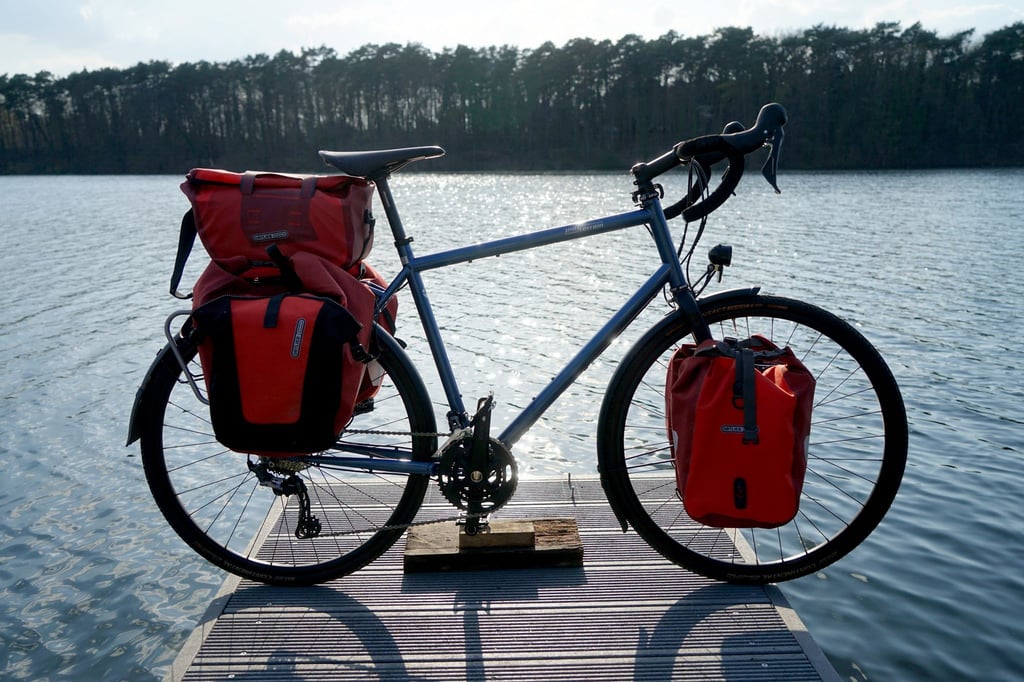 Mit Sack und Pack auf zu neuen Ufern: Das Tout Terrain Blueridge GT lässt sich mit diversen Taschen bestücken.