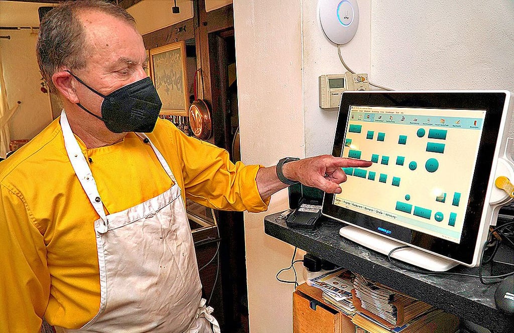 Manfred Hippeli, Stendaler Kreisvorsitzender des Deutschen Hotel- und Gaststättenverbandes (Dehoga), zeigt den digitalen Belegungsplan seines Restaurants.