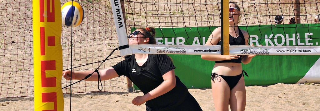 Enna Lohmann (l.) und Johanna Mädler vom SV Pädagogik Schönebeck scheiterten nur ganz knapp an dem Sprung auf einen Podestplatz. Am mangelnden Einsatz lag es auf jeden Fall nicht.