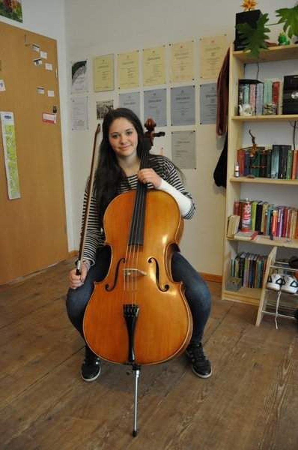 Sarah Zucker aus SBK spielt seit sechs jahren Cello. Sie hat sich 2015 für den Bundeswettbewerb "Jugend musiziert" qualifiziert. Jedoch hat sie vom vielen Üben eine Sehnenscheidenentzündung und kann nun nicht antreten.