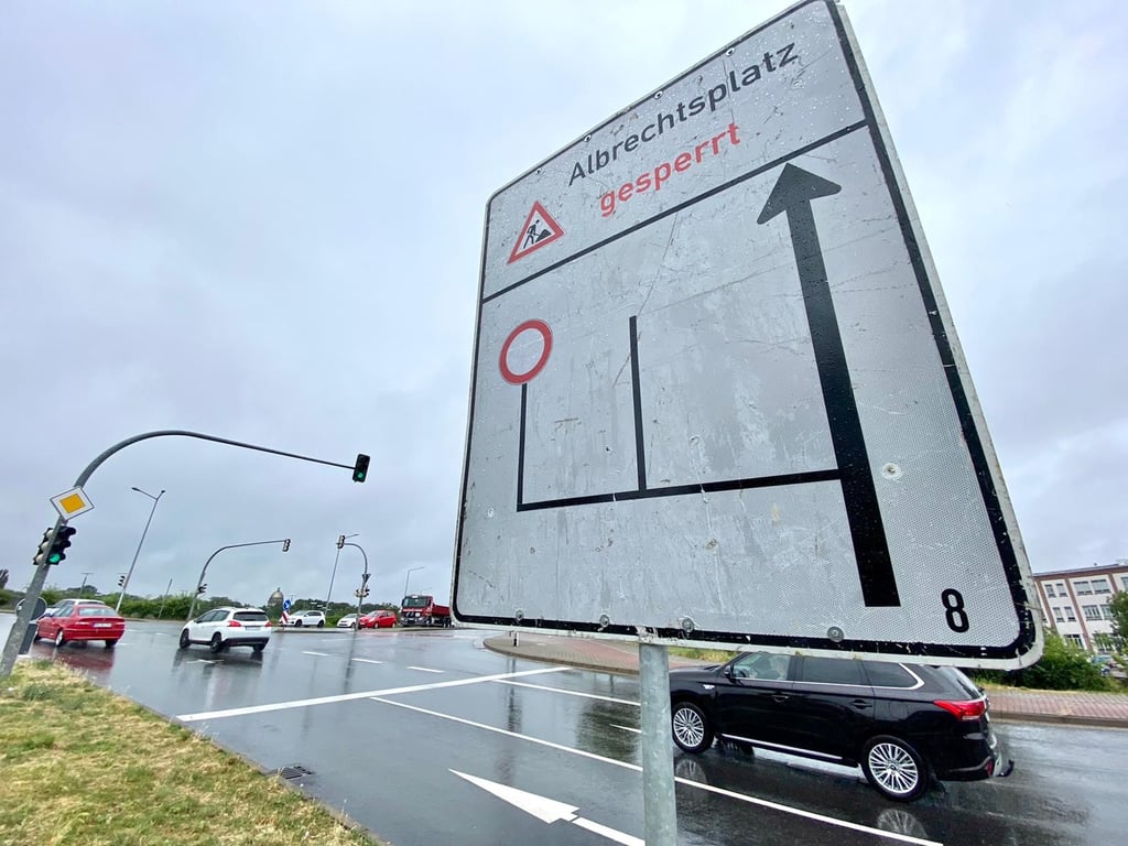 Die Umleitungsschilder kommen ab Donnerstag, 1. Juli, zum Einsatz.