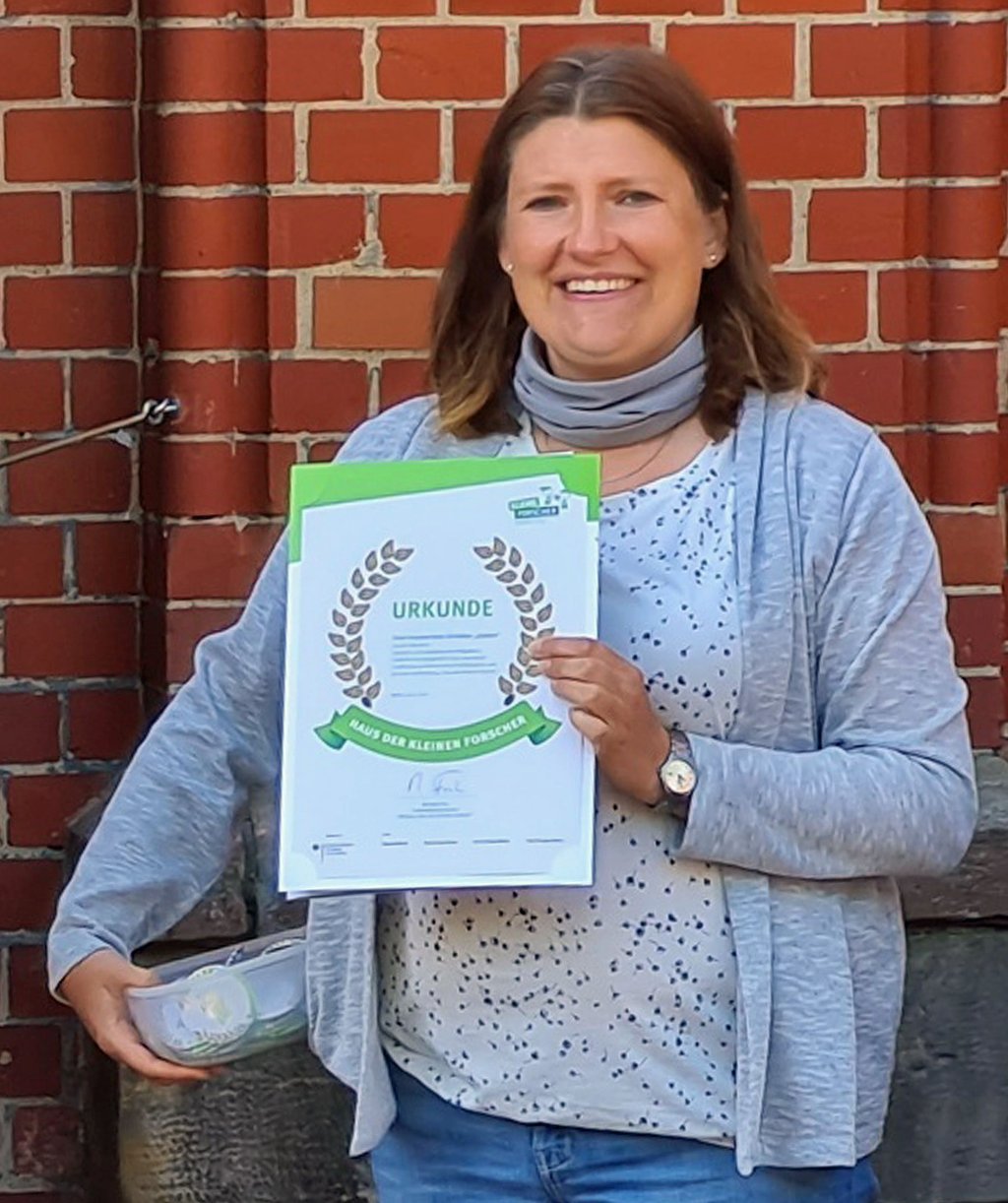 Lehrerin Susi Rummel mit der Urkunde der Stiftung "Haus der kleinen Forscher".