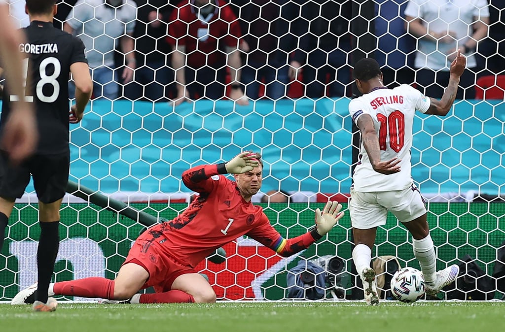 Raheem Sterling (r) brachte England in der zweiten Halbzeit in Führung.