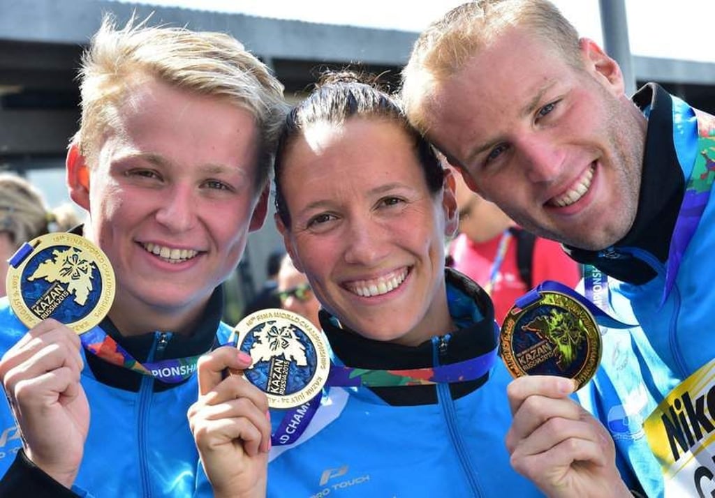 Rob Muffels (L-R), Isabelle Haerle and Christian Reichert of Germany show their gold medals after the 5 km Open Water Team event of the 16th FINA Swimming World Championships at Kazanka Venue in Kazan, Russia, 30 July 2015. Photo: Martin Schutt/dpa +++(c) dpa - Bildfunk+++