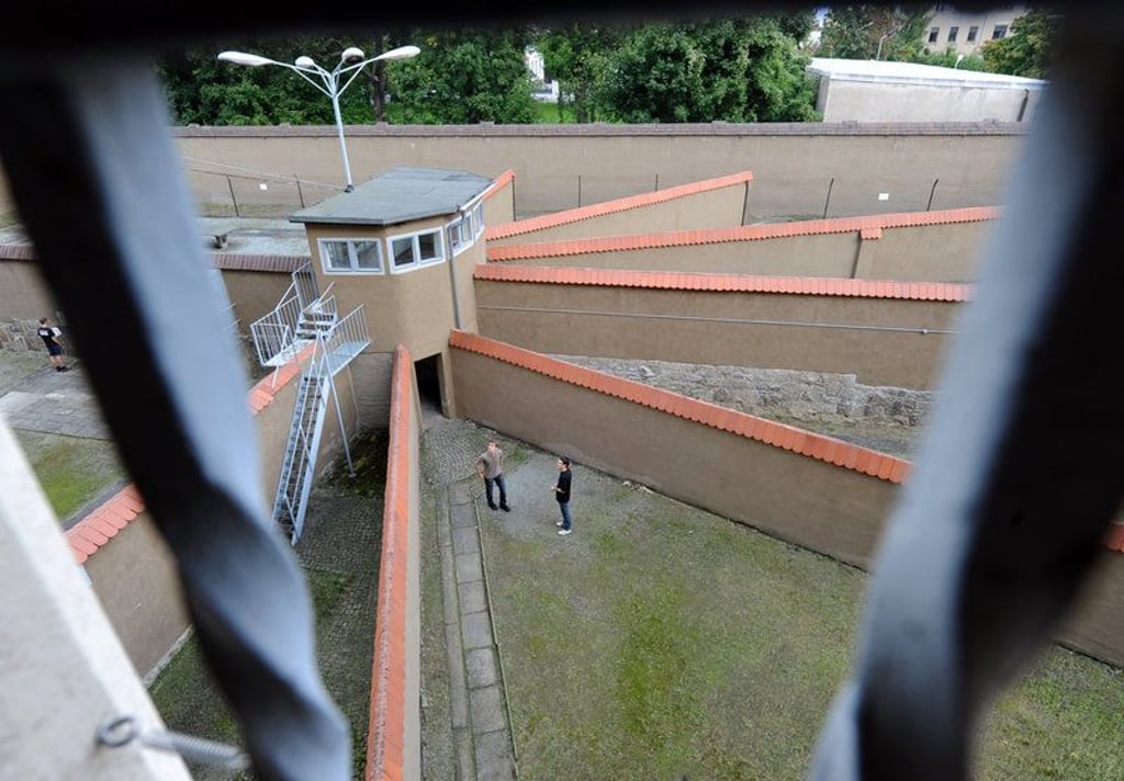 ARCHIV - Besucher der Gedenkstätte Bautzen im ehemaligen Stasi-Knast der DDR betrachten am 10.09.2010 die Freiganghöfe. Besucher der früheren Stasi-Sonderhaftanstalt in Bautzen sollen den einstigen Haftalltag künftig stärker über die Sinne nachempfinden können. Foto: Matthias Hiekel dpa/lsn (zu Vorbericht lsn «Hörgang öffnet in früheren Stasi-Gefängnis» vom 04.06.2012) +++(c) dpa - Bildfunk+++