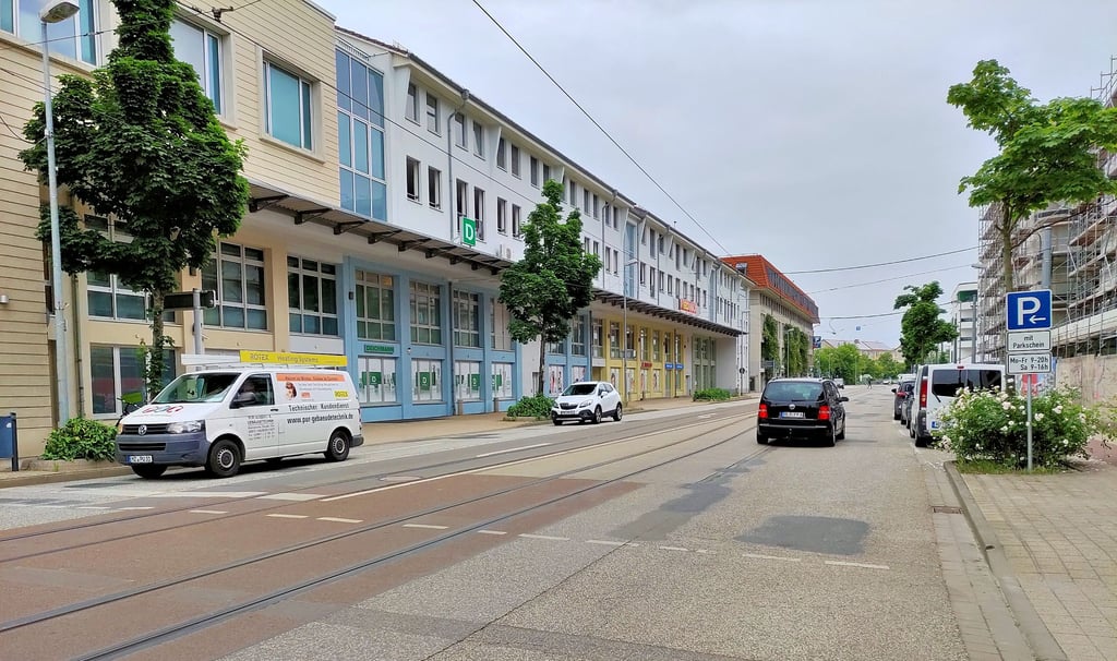 Die Kühlinger Straße, hier an der Ecke zur Heinrich-Julius-Straße, hat eine hohe Bedeutung für den städtischen Verkehr ? sowohl für Kraftfahrzeuge als auch den öffentlichen Nahverkehr. Aufgrund der örtlichen Begebenheiten ist hier keine Tempo-30-Zone geplant.