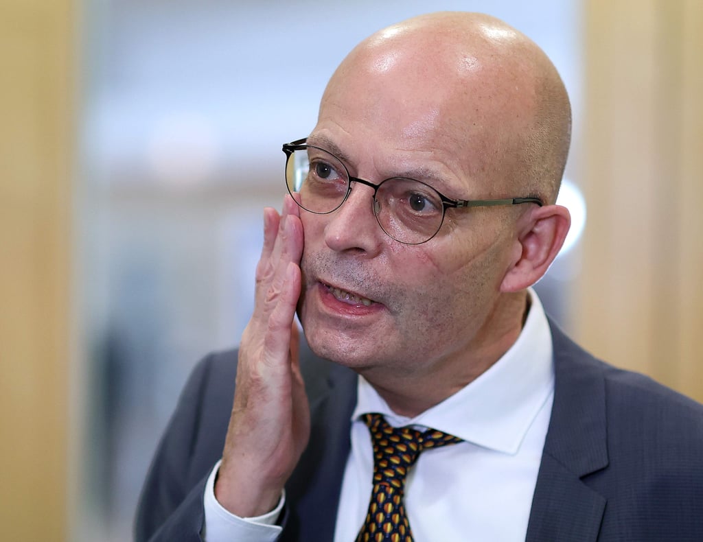 ARCHIV - 28.10.2020, Sachsen-Anhalt, Magdeburg: Halles Oberbürgermeister Bernd Wiegand (parteilos) nach seiner Aussage vor dem Parlamentarischen Untersuchungsausschuss des Landtag in Magdeburg. Wiegand und zehn Stadträte sind entgegen der in der Impfverordnung festgelegten Reihenfolge bereits gegen Corona geimpft worden. (zu dpa «Verstöße gegen Impfreihenfolge in mindestens neun Bundesländern») Foto: Ronny Hartmann/dpa-Zentralbild/dpa +++ dpa-Bildfunk +++