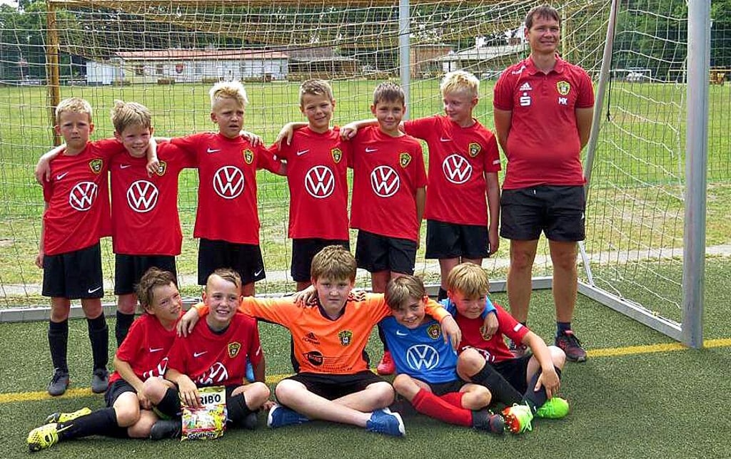 Lok Stendals E-Junioren gewannen am Sonnabend das Fußballturnier in Letzlingen ohne einen Gegentreffer hinzunehmen.