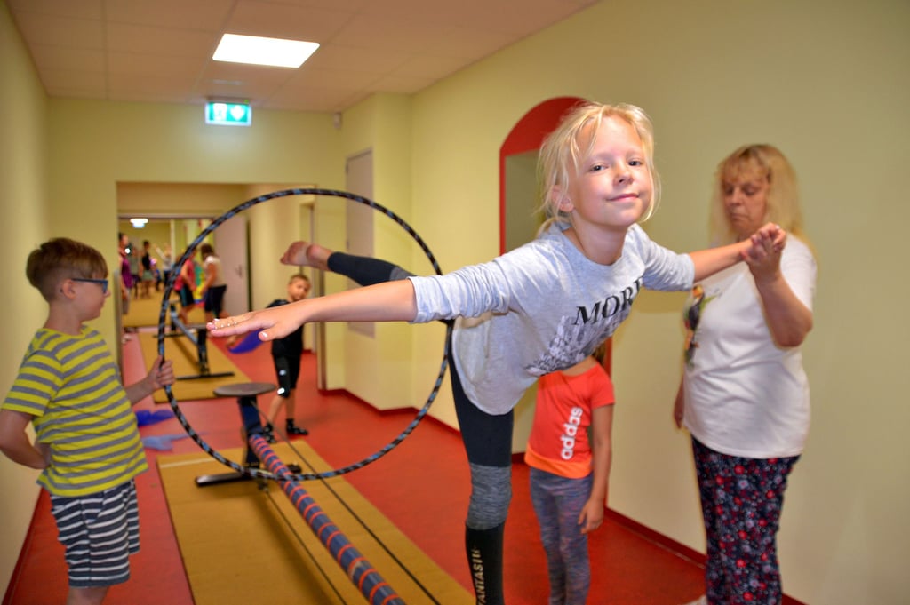 Finja Hille hat das Balancieren auf dem Seil bereits eifrig geübt und steht sicher auf einem Bein. Für die Premiere am Freitagnachmittag strengen sich alle Kinder an.