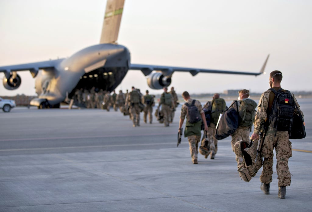 Ein A400M fliegt mit den letzten Bundeswehrsoldaten am 29. Juni vom Feldlager in Masar-i-Scharif aus in Richtung Deutschland. Das geräumte Camp Marmal, einst größter Bundeswehr-Stützpunkt außerhalb Deutschlands, wurde an die afghanischen Sicherheitskräfte übergeben.