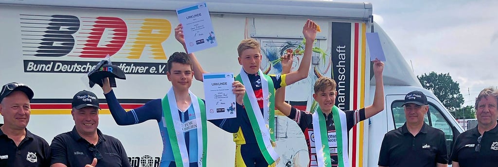 Kai Tittel (Zweiter von rechts) holte in Chemnitz den dritten Platz bei der U 15. Einen Tag zuvor saß der Fahrer vom ?Team Stadtwerke? des HRSC Wernigerode noch bei der Deutschen Meisterschaft im Sattel.