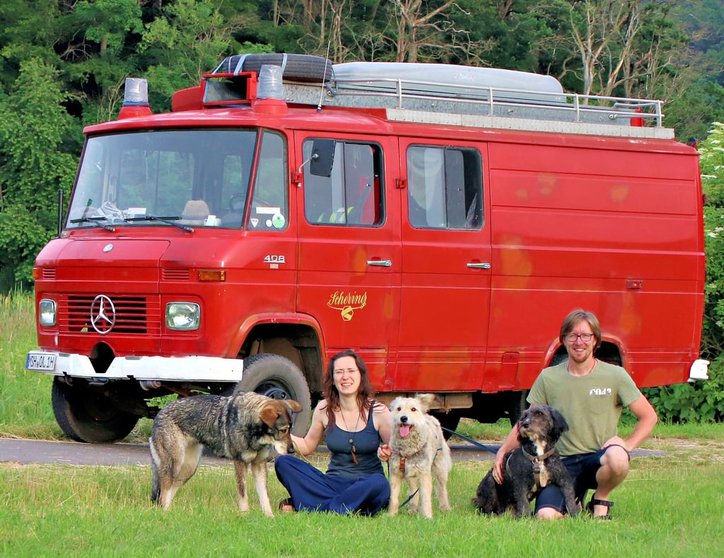 Startklar: Christin und Philipp Harre wollen für ein Jahr Osteuropa bereisen. Mit dabei sind auch die drei Familienhunde und Oldtimerfeuerwehr Olga.
