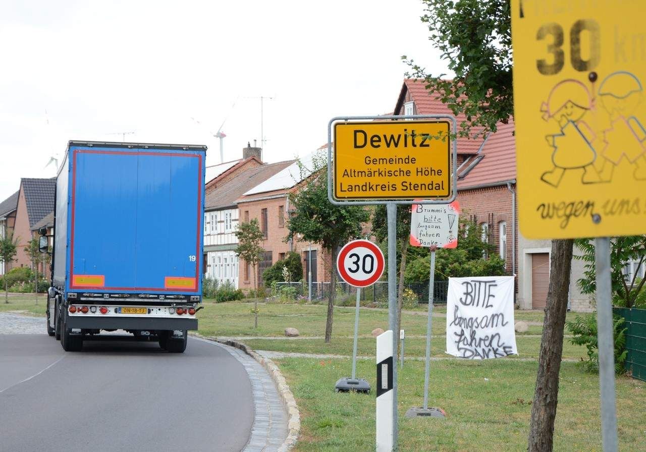 Zu den Autos rollt der Protest