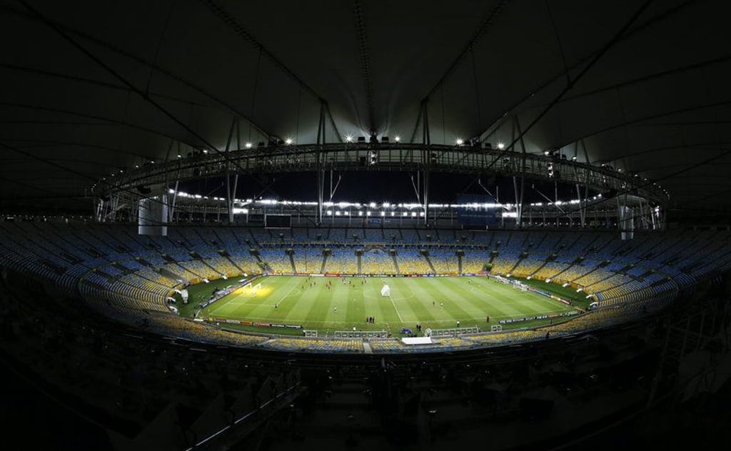 epa04141440 Picture taken on 19 June 2013 shows an interior view of the Estadio do Maracana in Rio de Janeiro, Brazil. Once the largest stadium in the world, packing in crowds of up to 200,000, the Maracana now has an official capacity of 76,804 spectators and still remains Brazil's biggest soccer ground. Rio de Janeiro is one of the host cities of the FIFA World Cup 2014 hosting four matches in the tournament's group phase, one round of 16, one quarter final and the final match on 13 July 2014. The 20th FIFA World Cup will take place in Brazil from 12 June to 13 July 2014. EPA/FELIPE TRUEBA *** Local Caption *** 50624017 +++(c) dpa - Bildfunk+++