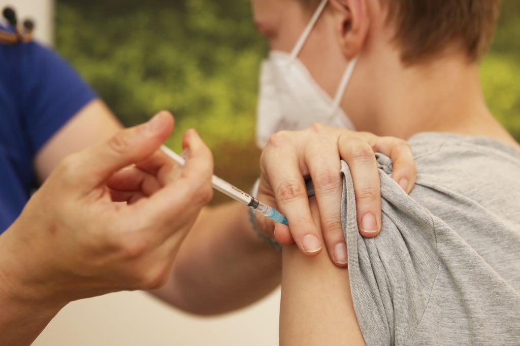 Eine Kinderärztin impft einen Jungen mit dem Corona-Impfstoff Comirnaty von Biontech-Pfizer. Eine allgemeine Impf-Empfehlung für Jugendliche unter 16 Jahren sehen Experten in Sachsen-Anhalt skeptisch.