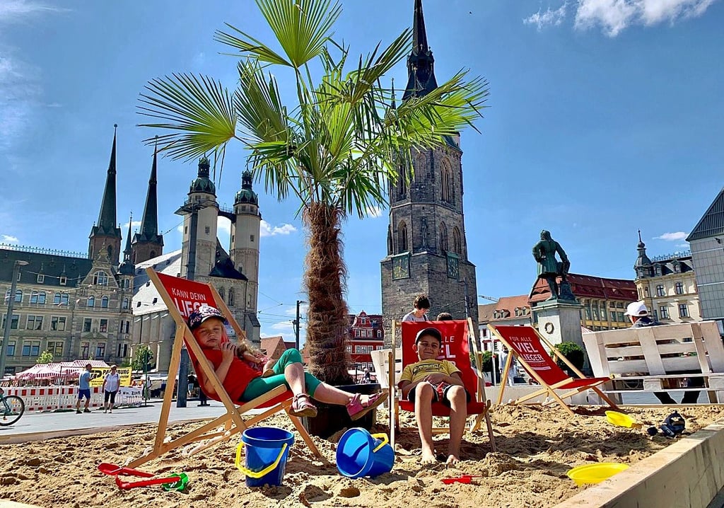Im Sommer 2020 konnten die Hallenser unter Palmen und auf Sand auf Halles Markt entspannen. Jetzt kommen Schiffe.