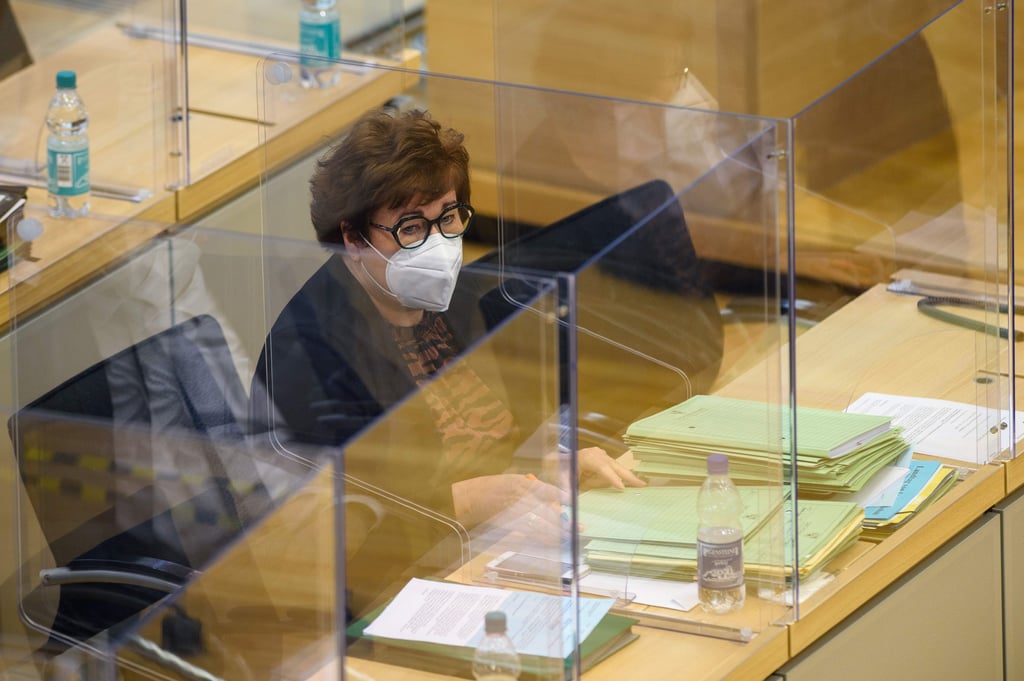 05.02.2021, Sachsen-Anhalt, Magdeburg: Petra Grimm-Benne (SPD), Ministerin für Arbeit, Soziales und Integration, sitzt im Plenarsaal an der Regierungsbank hinter Plexiglasscheiben. Mediziner im öffentlichen Gesundheitsdienst werden in Sachsen-Anhalt immer dringender gesucht. Mit einer speziellen Quote will das Land daher junge Ärzte für den Staatsdienst begeistern. Der Landtag hatte deshalb über die sogenannte Amtsarztquote beraten. Die Koalition aus CDU, SPD und Grünen will dafür das Landarzt-Gesetz ändern Foto: Klaus-Dietmar Gabbert/dpa-Zentralbild/dpa +++ dpa-Bildfunk +++
