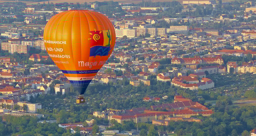 Über die Häuser von Halle hinweg trägt der Wind den Ballon von „Luft und Liebe“ in einer Höhe von etwa 800 Metern.