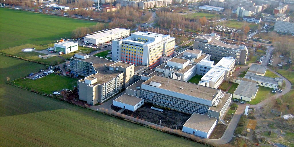 Auf dem vorhandenen Gelände des Klinikums ist kaum noch Platz für Erweiterungen. Die Stadt hat nun 3,5 Hektar nördlich vom Klinikum gekauft.