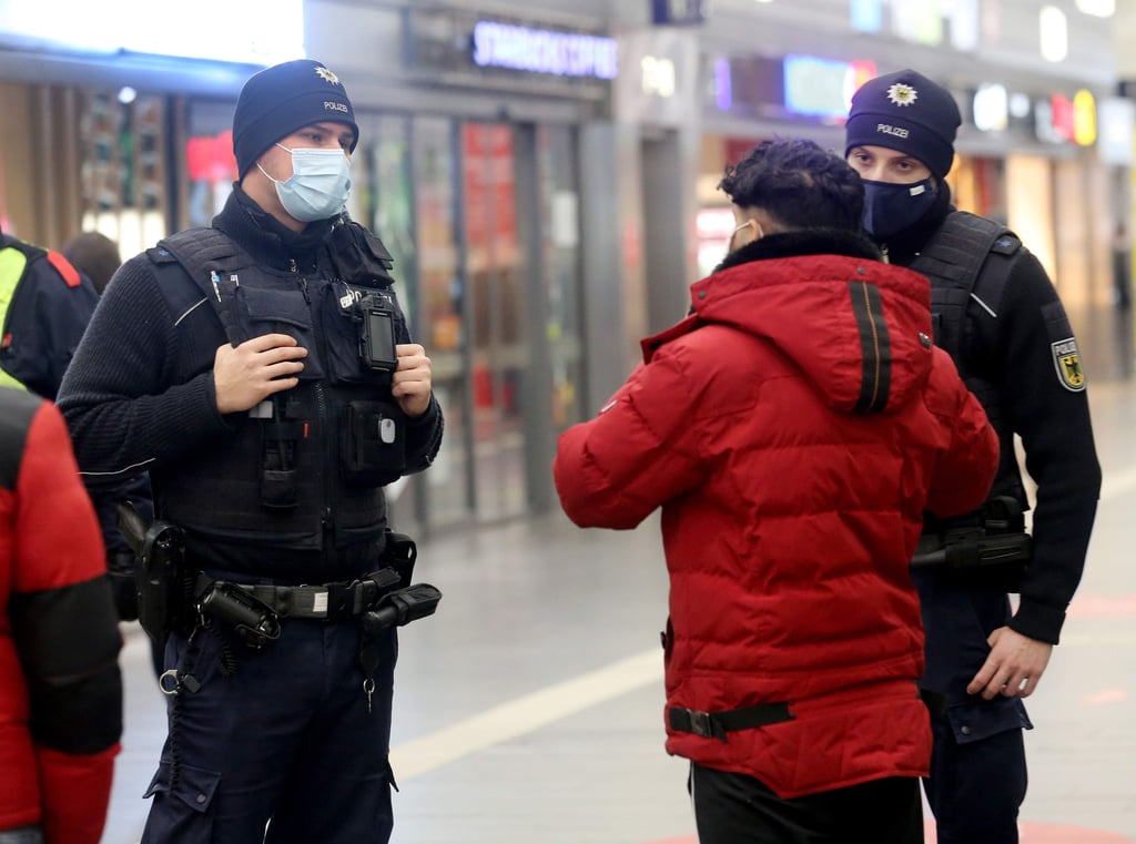 Zwei Bundespolizisten sprechen mit einer Bahnkund über das einwöchige Waffenverbot im Bahnhof. Ab sofort sei das Mitführen von Schuss-, Hieb- und Stichwaffen und Messern aller Art verboten. +++ dpa-Bildfunk +++