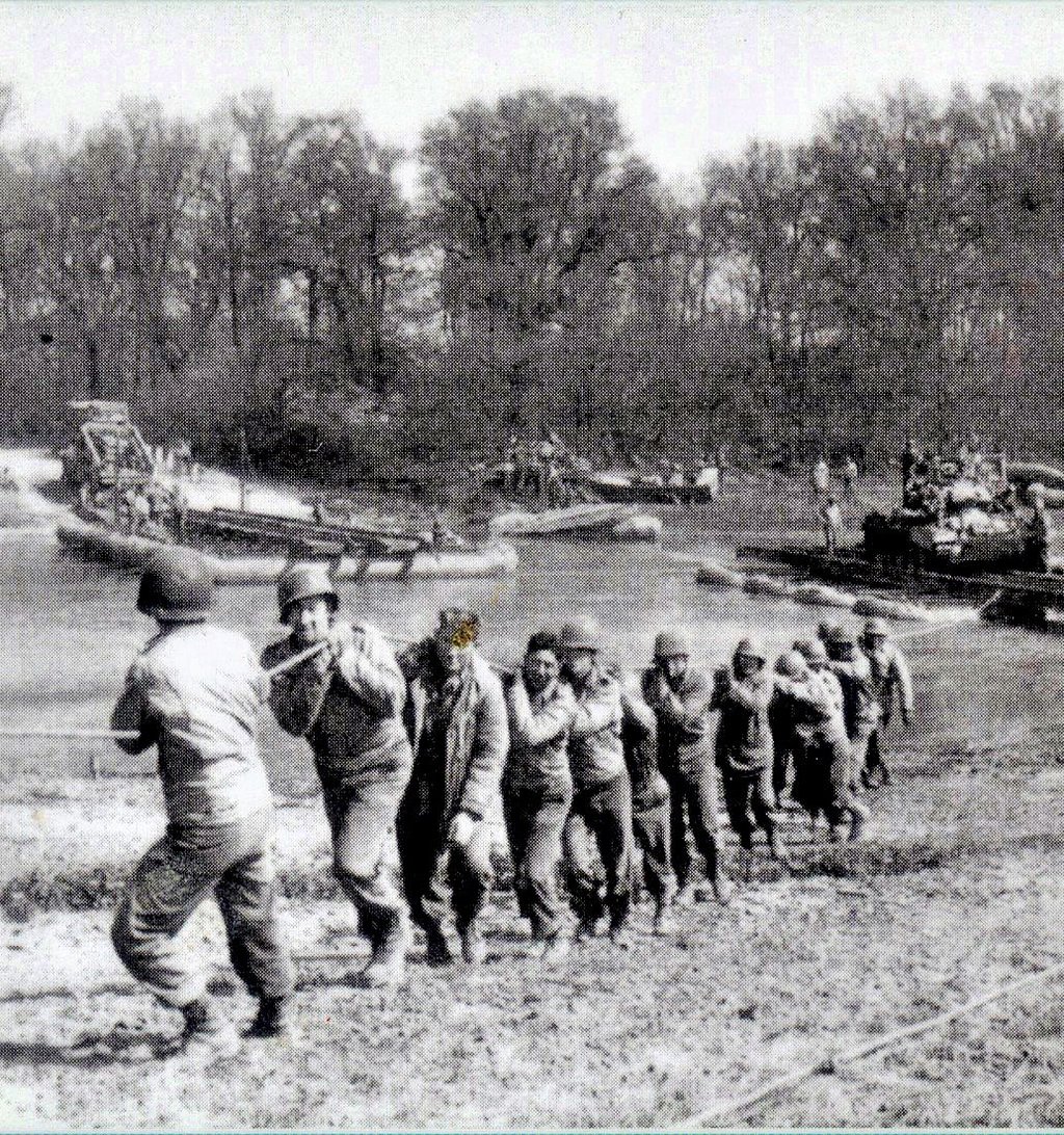 Mitte April 1945 bauten amerikanische Pioniere eine Brücke zwischen Werkleitz und Groß Rosenburg über die Saale. Verwendet wurden aufblasbare Luftkissen.