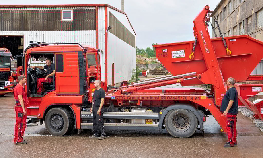 Trotz vielfältigem Angebot ist der Containerservice das Haupt-Standbein der Brüder Stephan (l.) und Matthias Otto (2.v.r.).