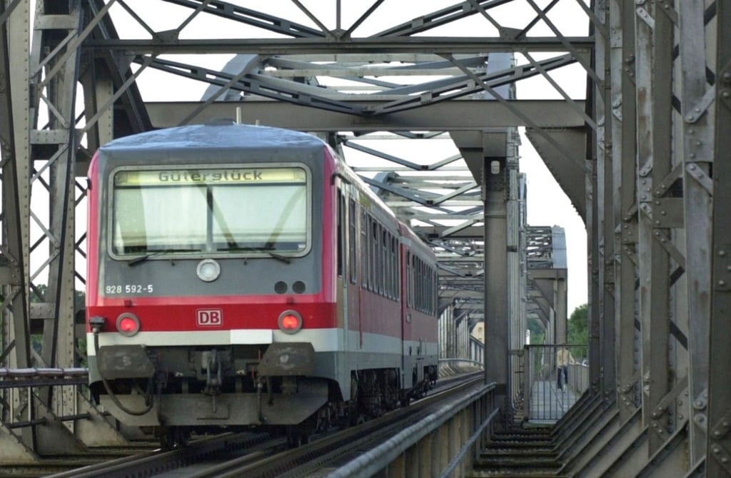2002: Eine Regionalbahn fährt über die Barbyer Elbbruecke. Seit 2004 ist die Bahnlinie stillgelegt, die Gleise zurückgebaut. Jetzt sollen hier schon bal wieder Züge rollen.