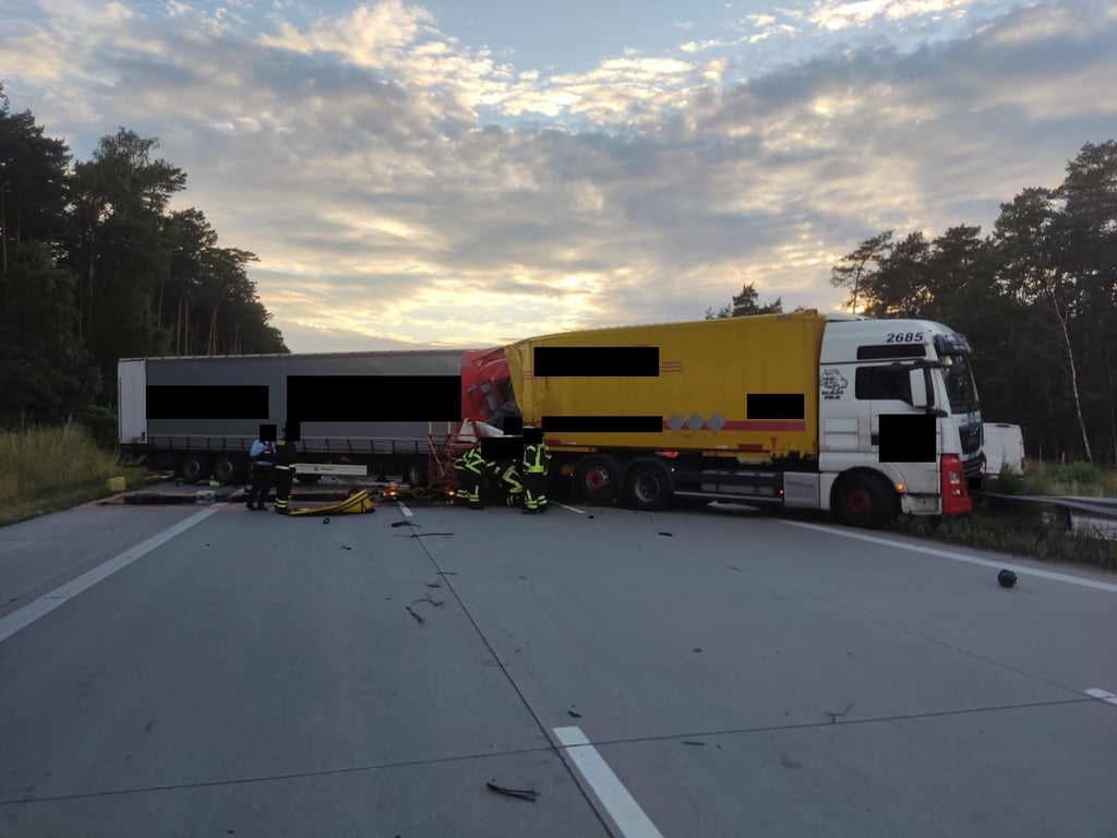 Ein Lkw-Fahrer wurde bei dem Unfall schwer verletzt.