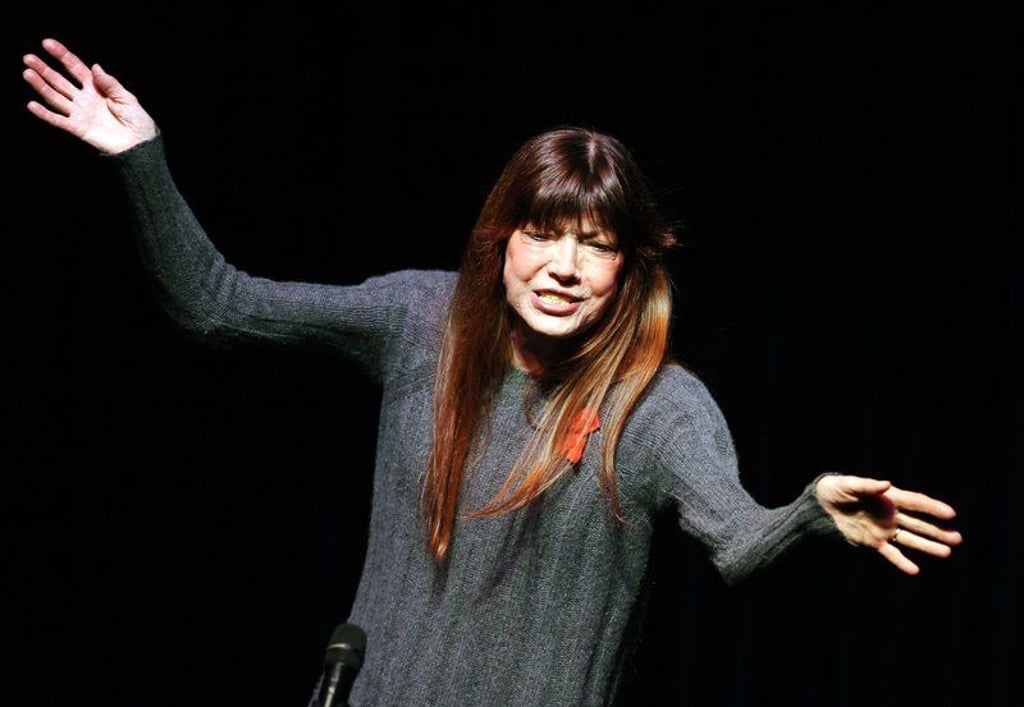 Die Sängerin Katja Ebstein steht am Dienstag (28.02.2012) im Wintergarten Varite in Berlin auf der Bühne. Sie trat im Rahmen der Veranstaltungsreihe "Wintergarten Spotlights" mit ihrem Program "Na und?...Wir leben noch! auf. Foto: Britta Pedersen dpa/lbn +++(c) dpa - Bildfunk+++