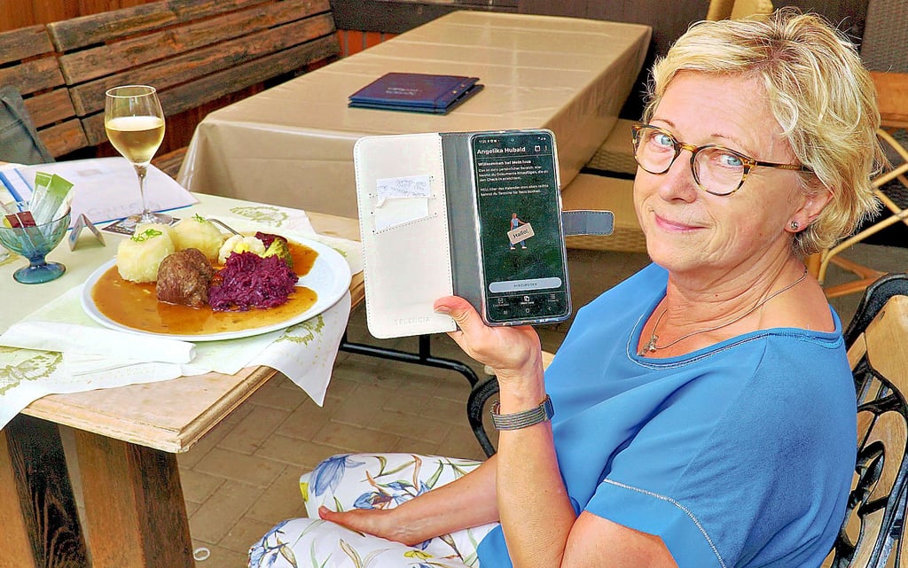 Angelika Hubald aus Dresden hat sich eigens für den Besuch des Restaurants "Zur Goldenen Pfanne" in Havelberg die Luca-App heruntergeladen. Diese Methode zur Kontaktnachverfolgung findet sie einfach und leicht zu bedienen.