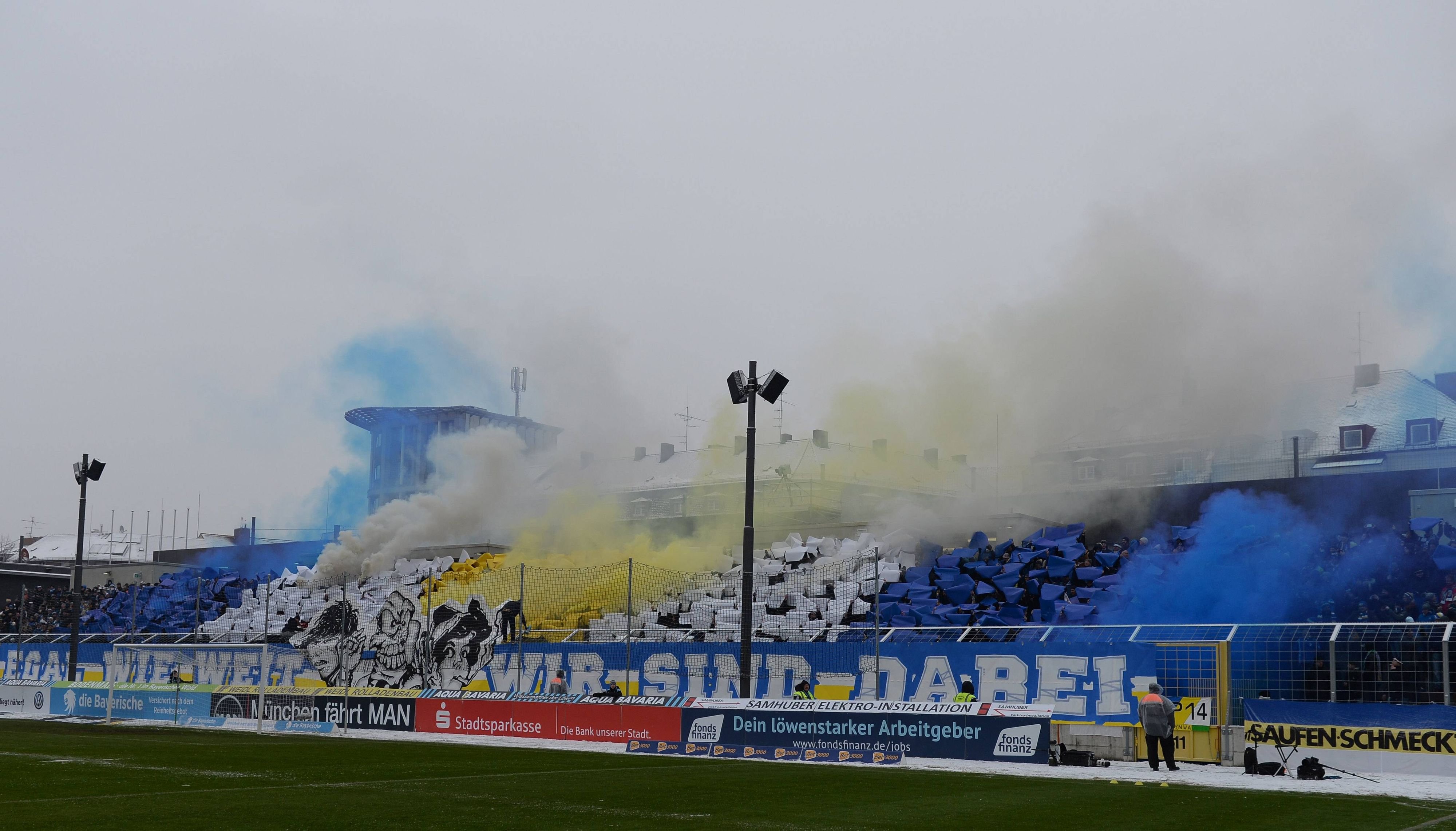 Choreografien mit Rauch und bengalischen Feuern gehören für viele Fans zum Fußball mit dazu. Doch für die Vereine wird es regelmäßig teuer.