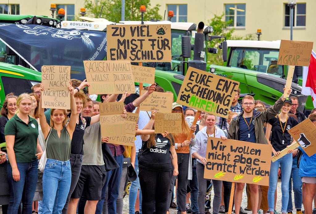 Auf dem Weinbergcampus beginnt die gemeinsame Demo von Landwirten und Studierenden gegen Kürzungspläne an der Uni Halle.