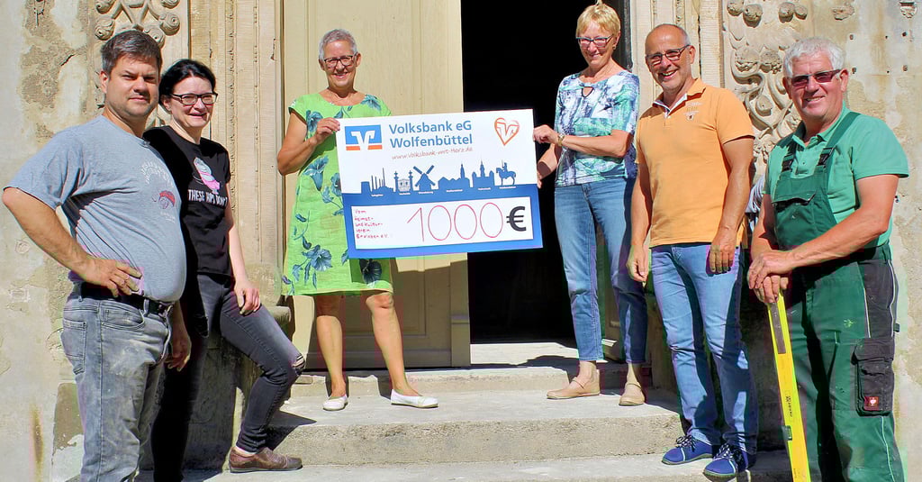 Der Erxleber Heimat- und Kulturverein spendet 1000 Euro für den Verein zur Rettung der Erxleber Schlossanlagen aus den Erlösen des heimatgeschichtlichen Buches von Ulrich Wahrendorf (2. v. r.)., um dessen Engagement für die Kultur zu würdigen.