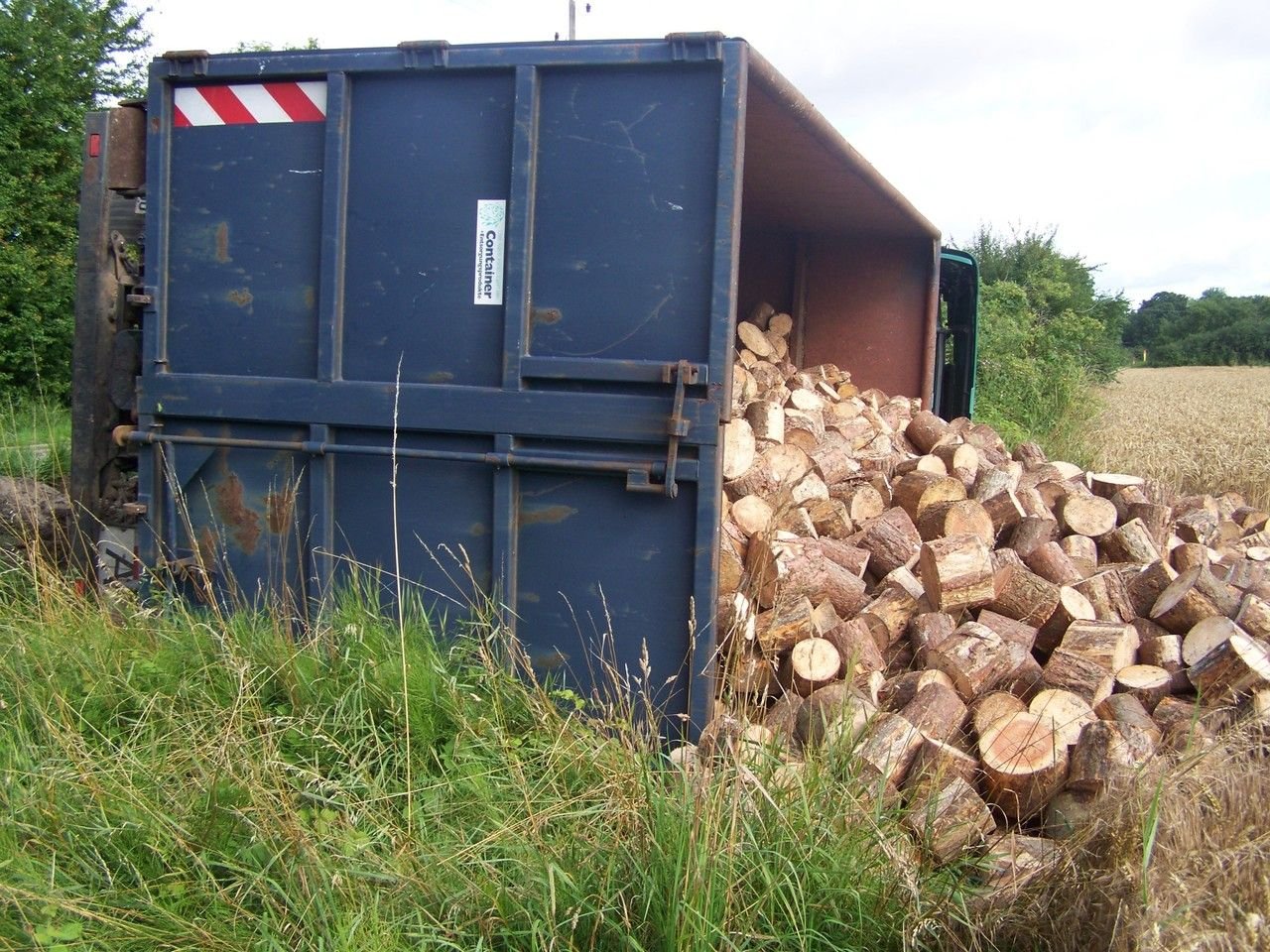 Holzlaster Kippte Um